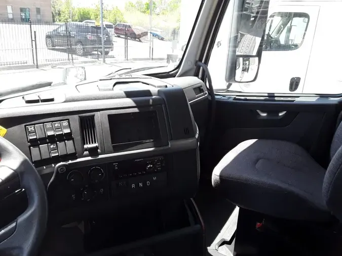 2019 VOLVO VNL64T-300