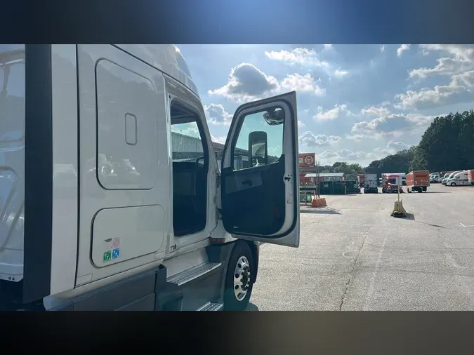 2021 Freightliner Cascadia 126