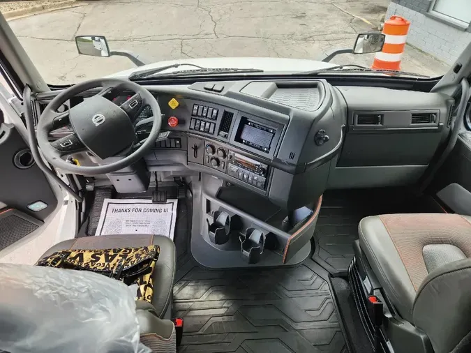 2022 VOLVO VNL64T740