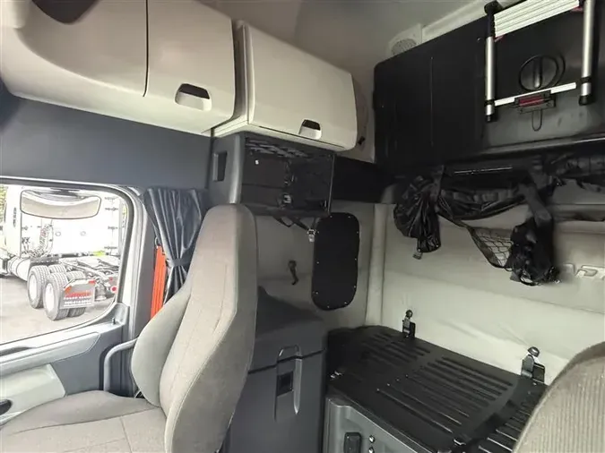 2021 FREIGHTLINER CA126