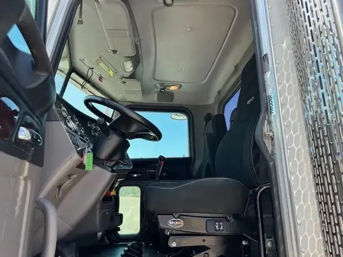 2022 Peterbilt 389
