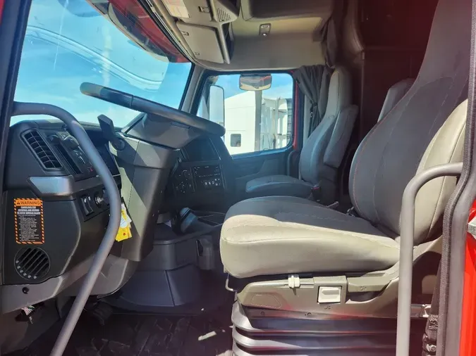 2025 VOLVO VNL64T860