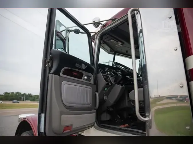 2022 PETERBILT 389