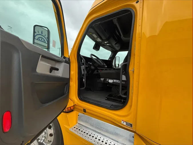 2022 Freightliner Cascadia 126022e5a28a2ef10f19e61650a6455082f