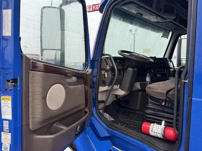 2013 VOLVO VNL670