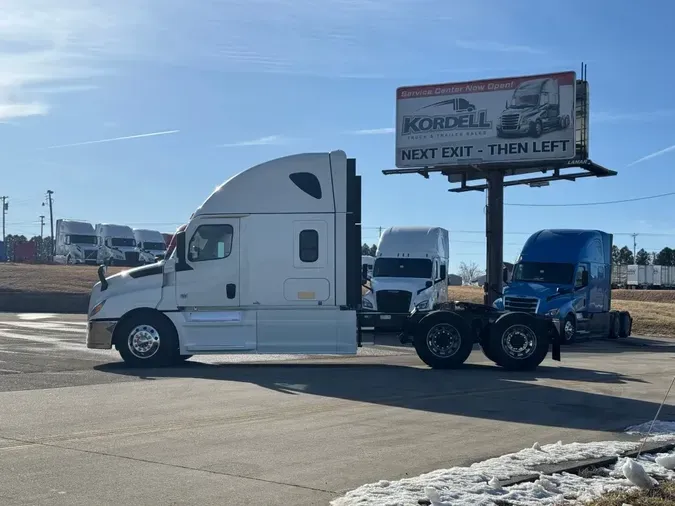 2023 FREIGHTLINER Cascadia 126