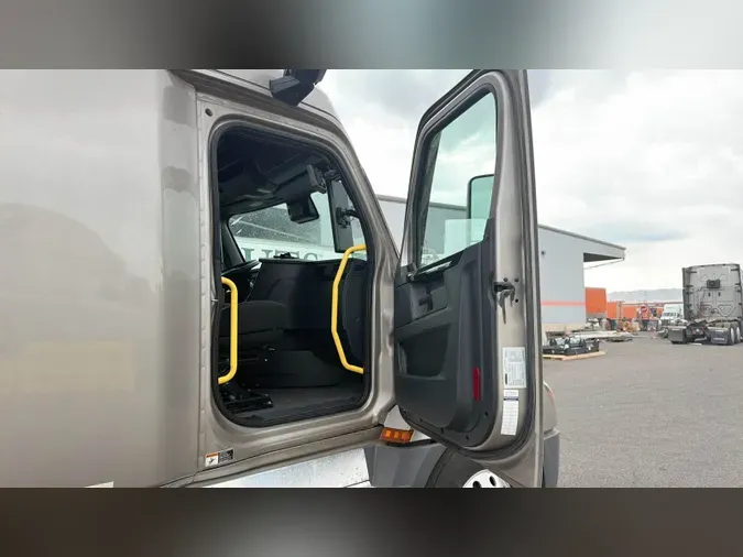 2025 Freightliner Cascadia 126
