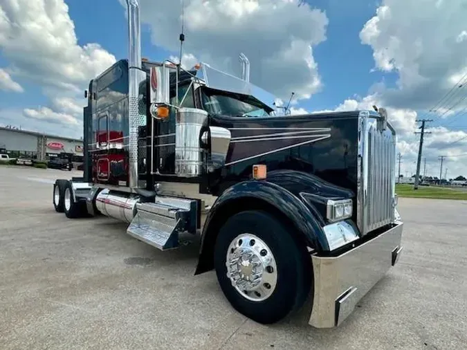 2022 Kenworth W900L