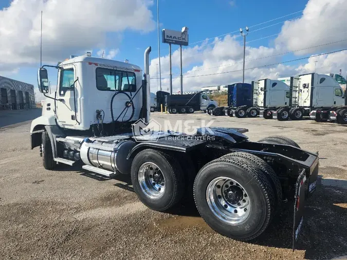 2015 MACK CXU613