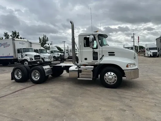 2017 MACK CXU613