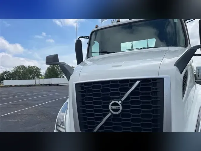 2020 VOLVO VNR64T300