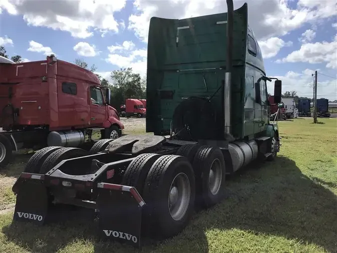 2011 VOLVO VNL670