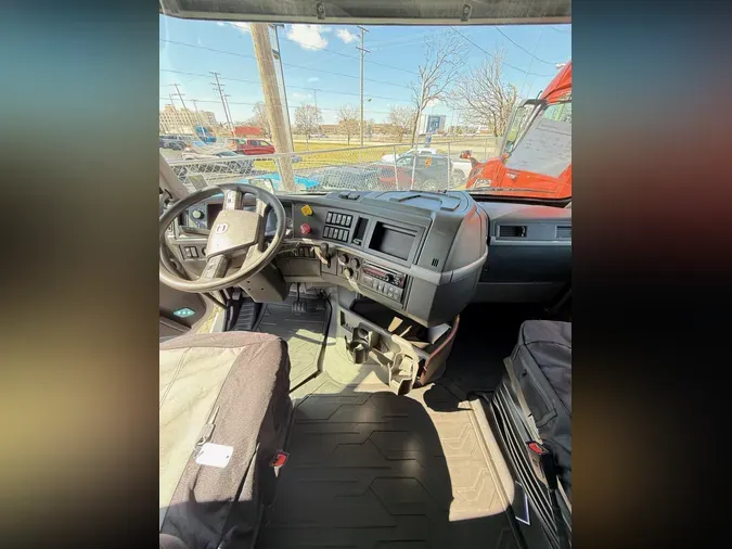 2019 VOLVO VNL64T760