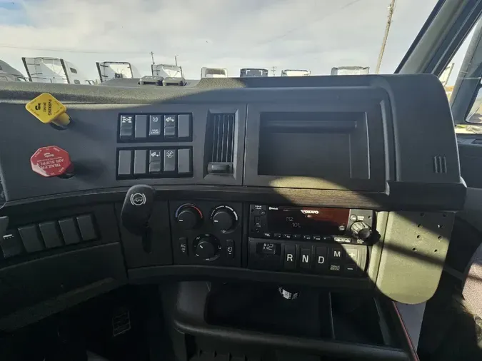2023 VOLVO VNR64T640