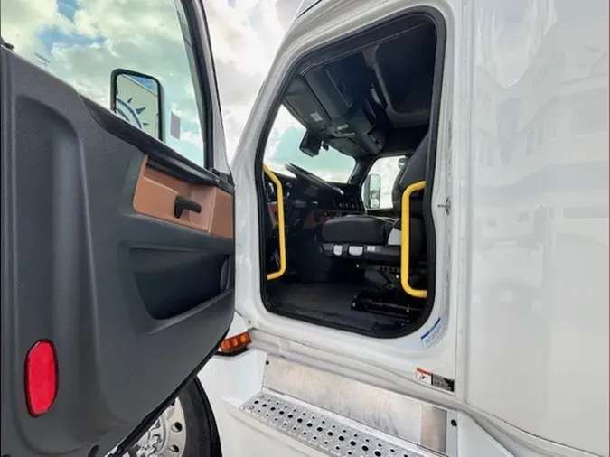 2023 Freightliner Cascadia 126