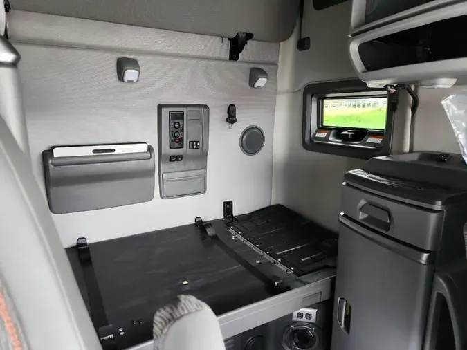 2024 VOLVO VNL64T760