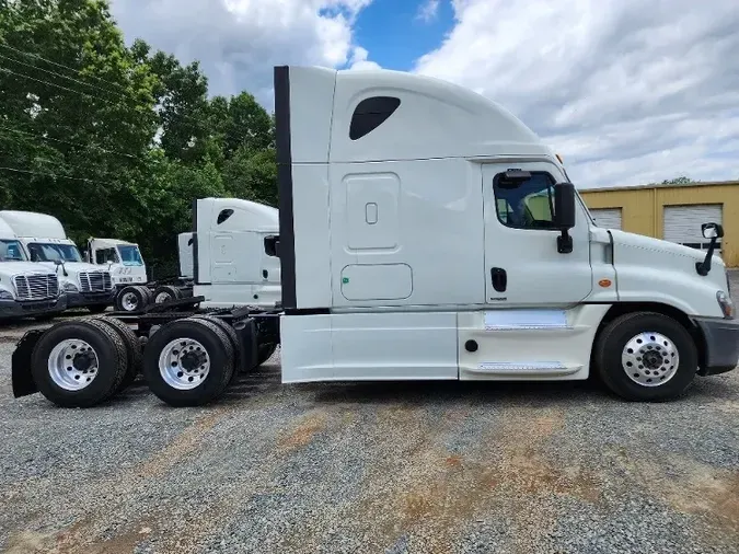 2018 Freightliner X12564ST