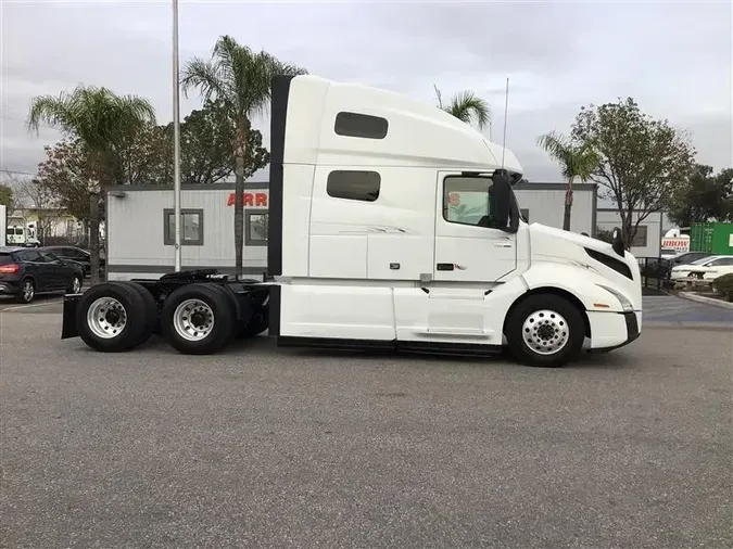 2021 VOLVO VNL760