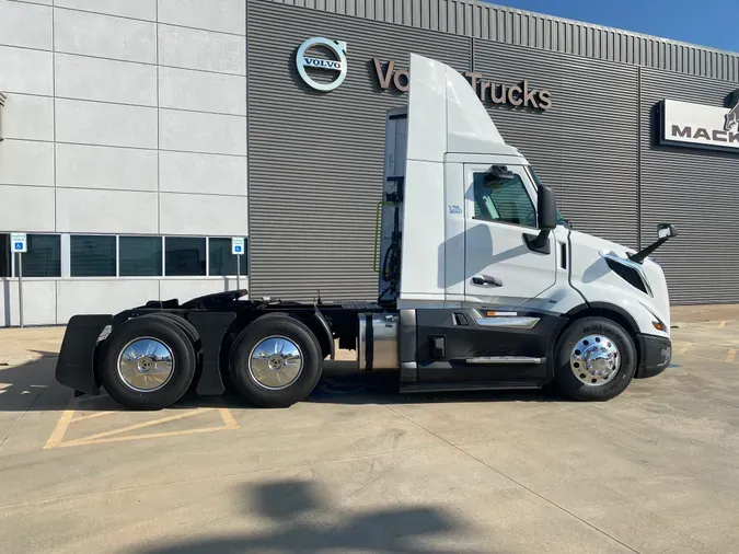 2025 VOLVO VNL64T300