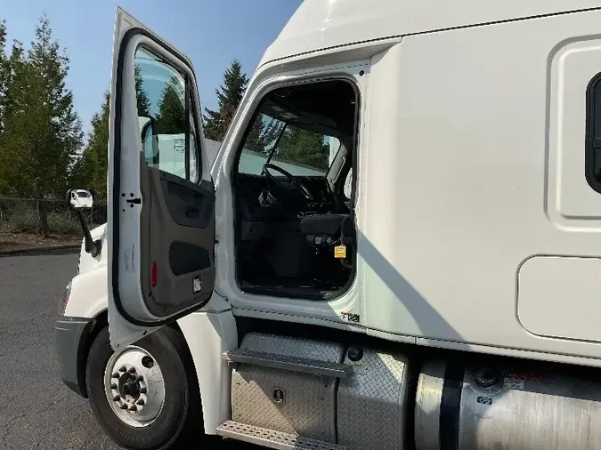 2019 Freightliner X12564ST