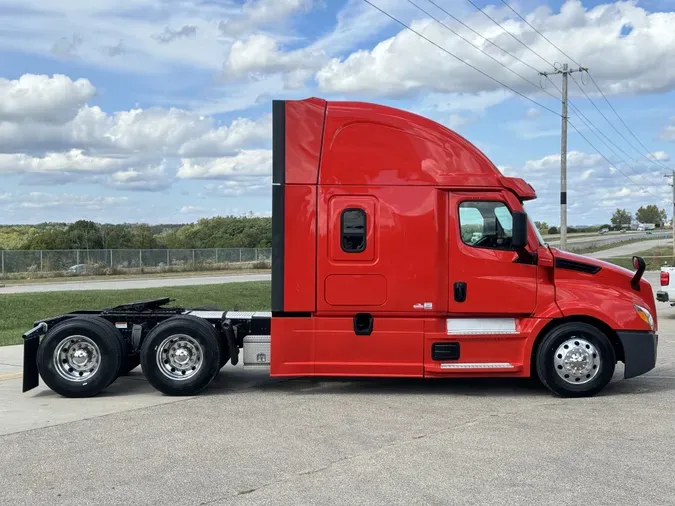 2022 FREIGHTLINER Cascadia 126