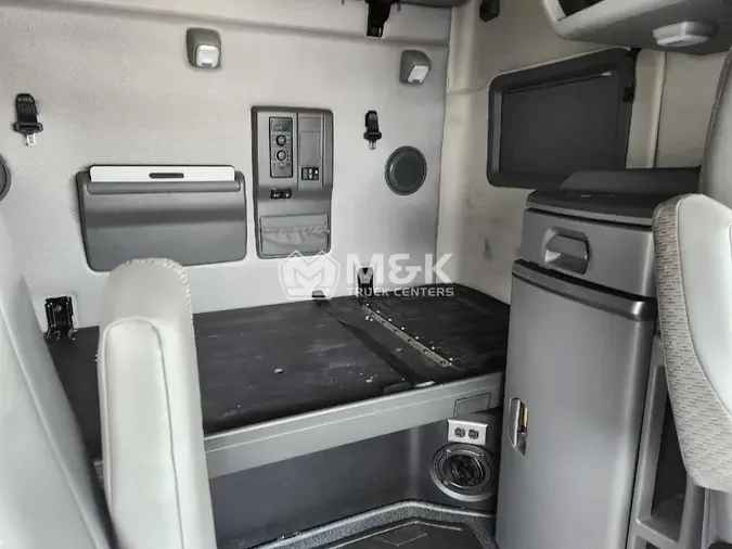 2024 VOLVO VNL64T760