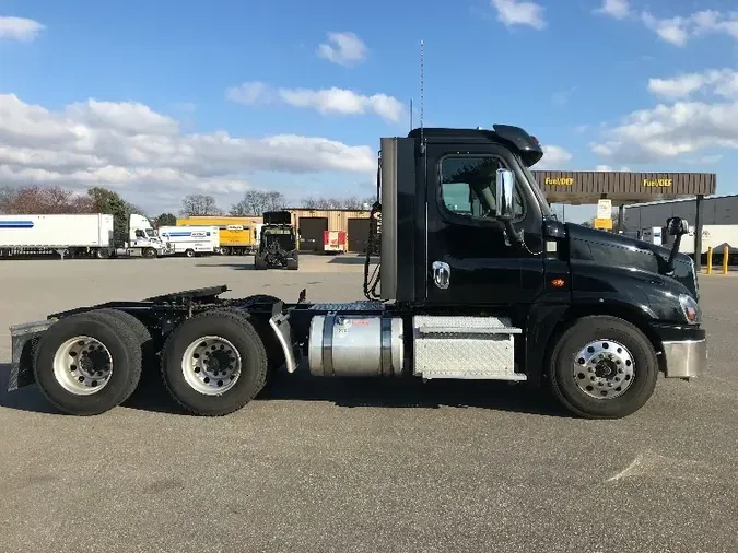 2019 Freightliner X12564ST