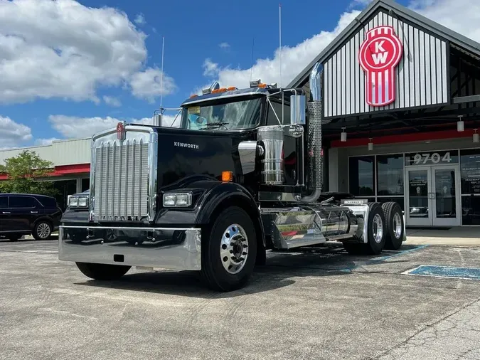 2025 Kenworth W900