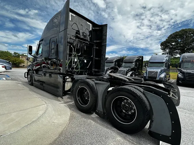 2021 Freightliner Cascadia 126