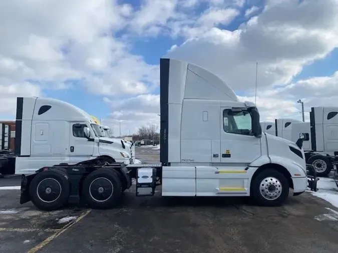 2023 Volvo VNR64T400