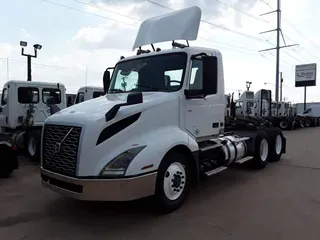2019 VOLVO VNL64T-300
