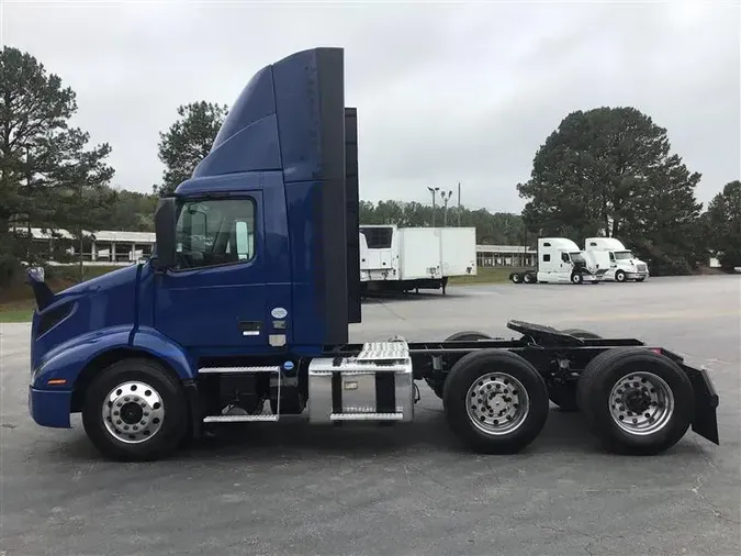 2020 VOLVO VNR300