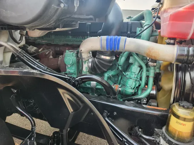 2019 VOLVO VNL64T300