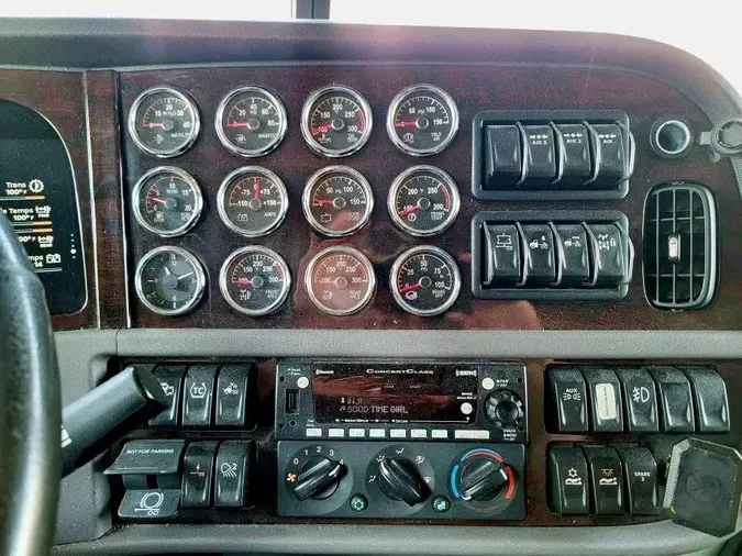 2023 Peterbilt 389