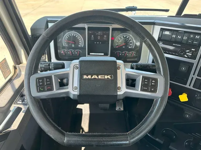 2020 MACK GR64BT