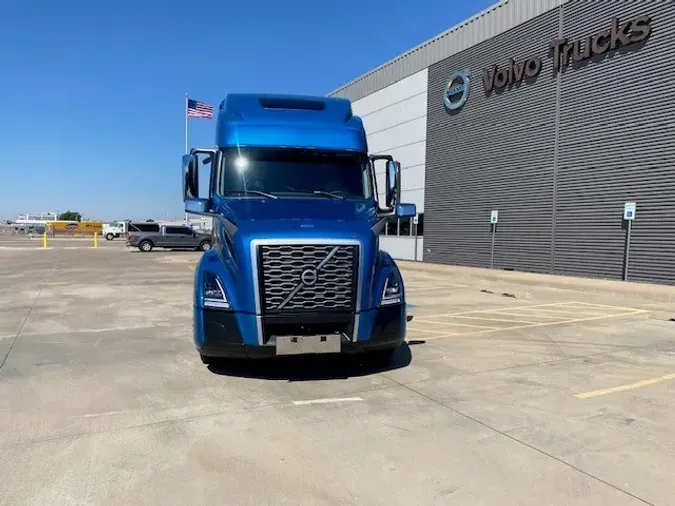 2025 VOLVO VNL64T860