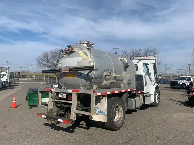 2017 Freightliner M2 106