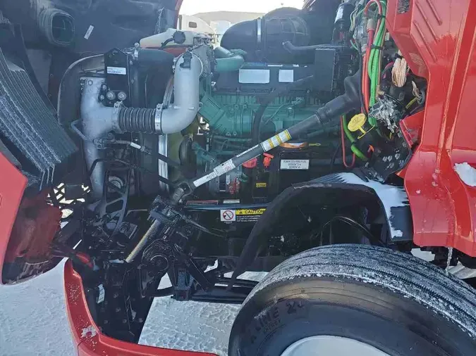 2022 VOLVO VNR64T300