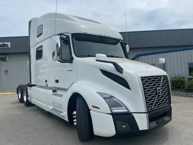 2023 VOLVO VNL64T860