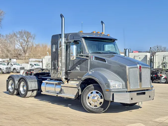 2021 KENWORTH T880