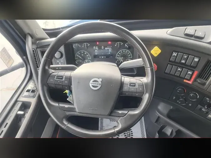 2023 VOLVO VNL760