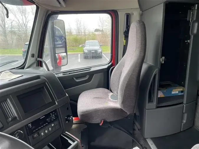 2020 VOLVO VNL860