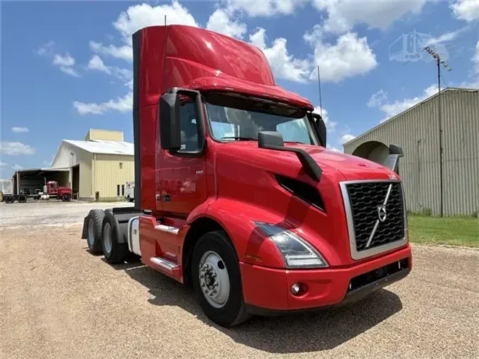 2020 VOLVO VNR64T300