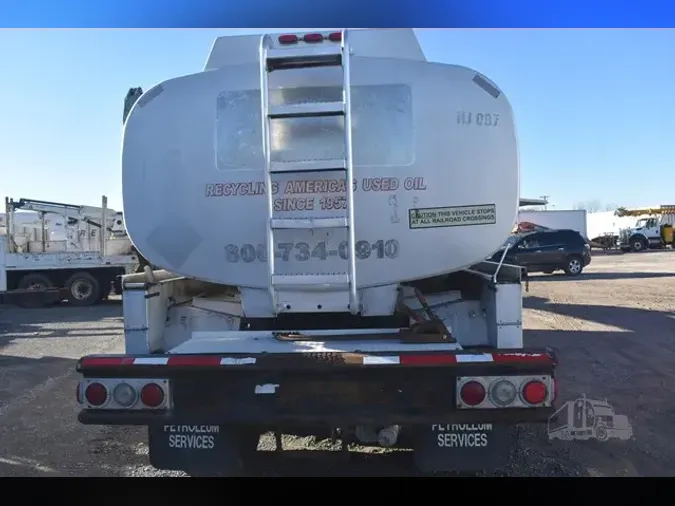 2004 PETERBILT 330