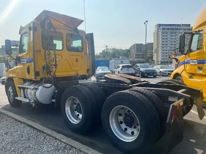 2018 Freightliner X12564ST