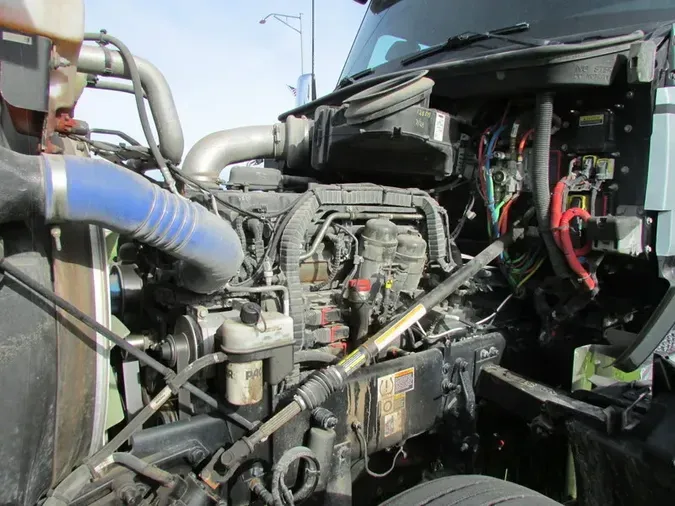2023 Kenworth W990