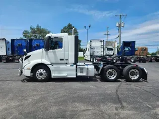 2023 VOLVO VNR64T300