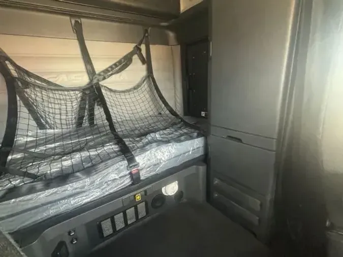 2020 Freightliner Cascadia 126