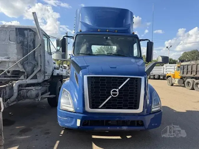 2021 VOLVO VNR64T300