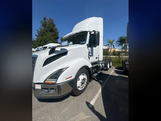 2019 VOLVO VNL64T-300